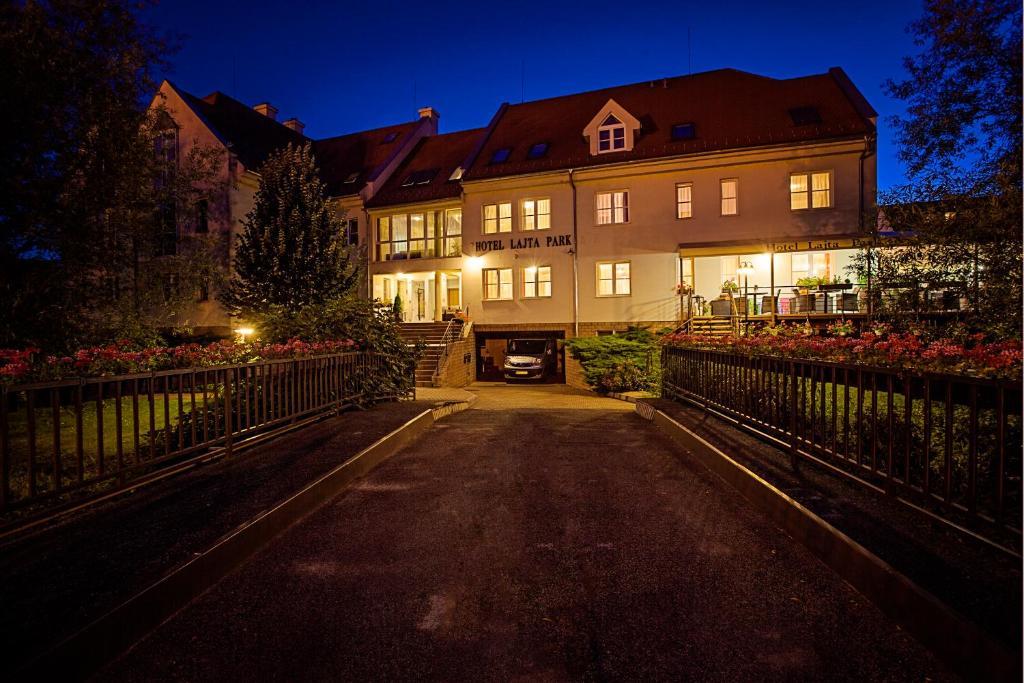 Hotel Lajta Park Mosonmagyaróvár Екстериор снимка